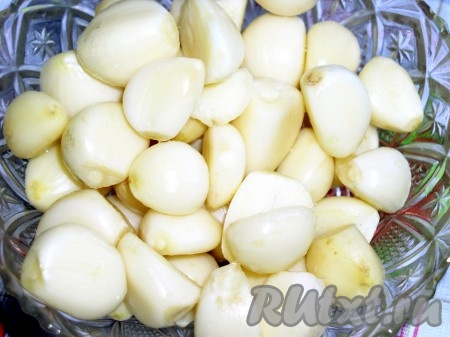 Очищаем зубчики чеснока, моем.