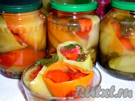 Очень вкусный перец, фаршированный помидорами, готов. Прекрасная закуска для холодных зимних дней.
