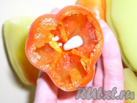 Затем на дно каждого перца укладываем очищенные зубчики чеснока и по 2-4 части заранее нарезанных кусочков помидоров. После чего фаршированные перцы укладываем в стерилизованные банки, заливаем горячим маринадом и закручиваем стерилизованными крышками. Храним в сухом, прохладном помещении.
