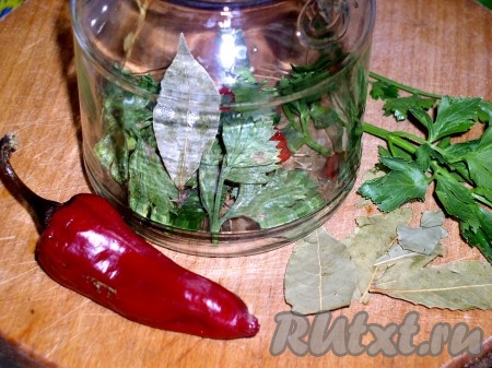 В глубокую кастрюлю наливаем воду, добавляем сахар, уксус, растительное масло и соль. Все перемешиваем, ставим на огонь и доводим до кипения. Маринад готов. Кладём на дно каждой стерилизованной банки по веточке петрушки/сельдерея и черный горошек.
