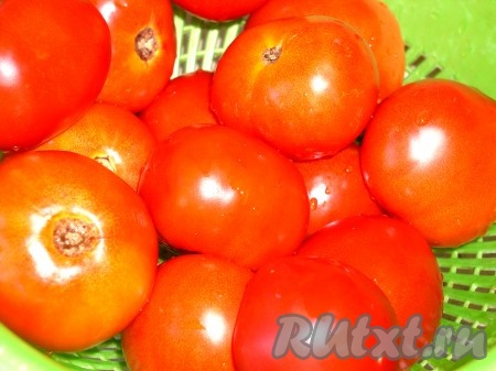 Моем помидоры.