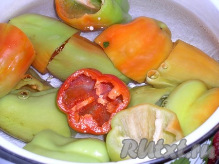 Для того чтобы перцы были не хрупкими и легче укладывались в банки, их бланшируем в кипящей воде в течение 5 минут и сразу охлаждаем в холодной воде. Но можно и пропустить этот шаг.
