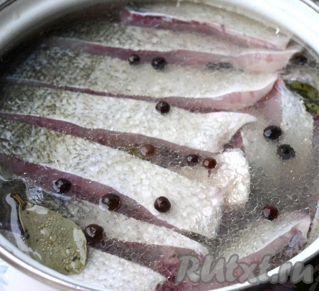 В кастрюлю с подготовленным толстолобиком влить маринад, растительное масло, добавить перец и лавровый лист. Перемешать, чтобы маринад равномерно распределился и дать ему полностью остыть. Я солю толстолобика большими партиями (по 2-3 больших тушки), так как рыба эта жирная, то на две тушки я растительное масло уже не добавляю.
