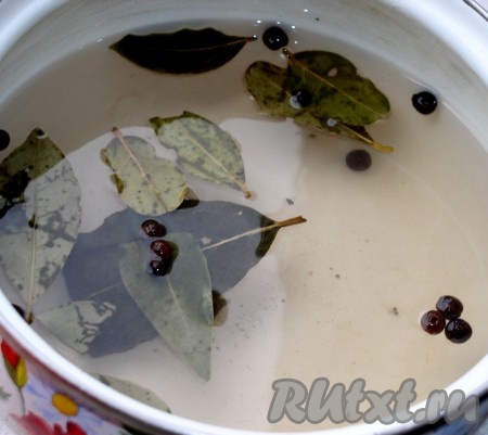 В горячую воду добавить соль, сахар и уксус. Хорошо перемешать маринад и немного остудить.