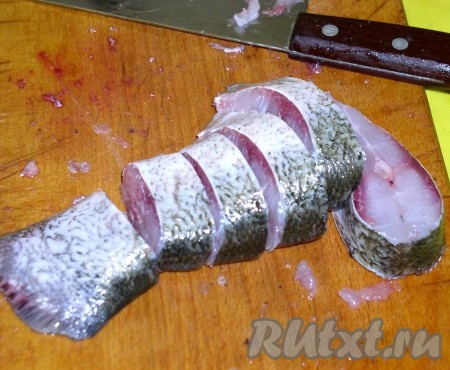 Оставшийся хвост нарезать колечками.