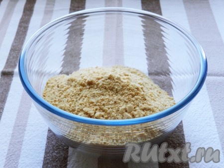 Печенье при помощи блендера перемолоть в крошку.
