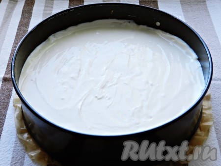 Выложить творожную массу на основу из печенья, разровнять. Форму с чизкейком накрыть пищевой пленкой и поставить в холодильник на 3 часа для застывания.
