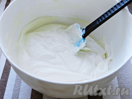 В получившуюся творожную массу влить желатин и тщательно взбить все вместе.
