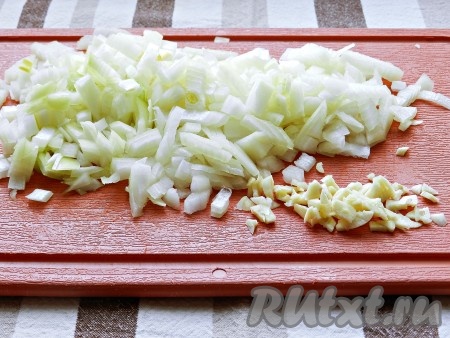 Лук нарезать кубиками, чеснок порубить.