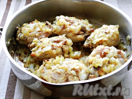 Добавить в сковороду лук, обжарить вместе с мясом до золотистого цвета, посолить, затем добавить чеснок и обжарить еще 1 минуту.
