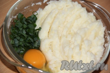 Приготовить картофельное пюре: картофель почистить, сварить в подсоленной воде до готовности, затем размять толкушкой в пюре. Я использовала картофельное пюре, которое осталось с ужина. Если нужно быстро приготовить бутерброды с картофельной начинкой, то можно использовать сухие картофельные хлопья, просто залить их кипятком и приготовить густое картофельное пюре. Картофельное пюре должно быть не жидкое, иначе наша начинка поплывёт с хлеба, а нам это совсем не нужно. Пюре выложить в глубокую мисочку, добавить в него яйцо и 2 столовые ложки майонеза. Если пюре не густое, тогда не нужно добавлять майонез. Зелёный лук вымыть, обсушить и мелко нарезать. Добавить лук к картошке. Всё хорошо перемешать. Картофельная масса должна получиться воздушной и не жидкой.
