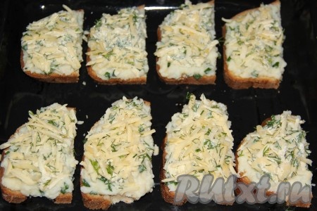 Затем на бутерброды выложить сырную начинку поверх картошки. Духовку заранее разогреть.
