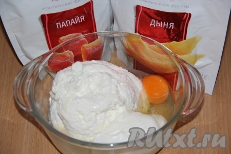 В глубокую миску выложить творог. Добавить яйцо, сметану, ванильный сахар, манку и растопленное сливочное масло.&nbsp;
