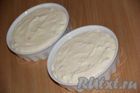 Разложить творожную массу по формочкам. Я использовала керамические формочки для запекания и в них подала запеканку. Можно выложить в силиконовые формочки, смазывать их маслом не обязательно. Духовку заранее разогреть. Поставить формочки с творожной массой в духовку.
