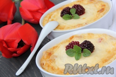  Готовить творожную запеканку с цукатами при температуре 180 градусов примерно 25 минут, до золотистого цвета. По желанию при подаче украсить очень вкусную, полезную запеканку свежими ягодами и мятой. 