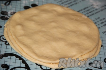 Сыр для начинки натереть на мелкой тёрке и разделить на две части. Один круг теста смазать размягченным сливочным маслом, затем посыпать сыром. Накрыть круг с начинкой следующим кругом теста и снова смазать маслом и посыпать сыром. Накрыть начинку третьим кругом теста и хорошо защипнуть края теста по кругу.
