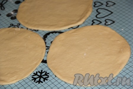 Каждую часть теста раскатать скалкой в круг. Круги должны быть не слишком тонкими и одинаковыми по диаметру.