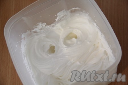 Поставить форму с коржом в духовку и выпекать при 200 градусах примерно 8-10 минут, до золотистого цвета. Сливки хорошо охладить. Взбить сливки с сахарной пудрой до стойких пиков.