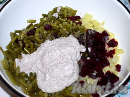 Картошку и свеклу очистить и нарезать меленько кубиком. Маринованную черемшу "настричь" ножницами кусочками около 1 см. Выложить соус в салат, перемешать. Если соус слишком густой, разбавляйте водой.