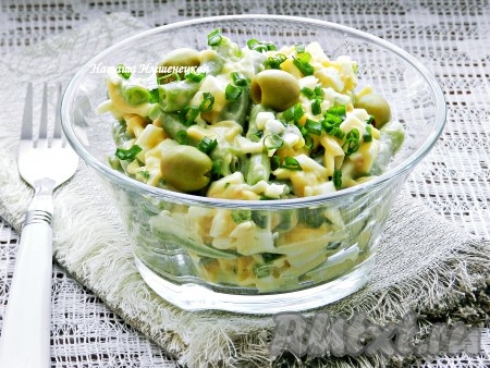 Вкусный, сытный салат из замороженной стручковой фасоли готов.