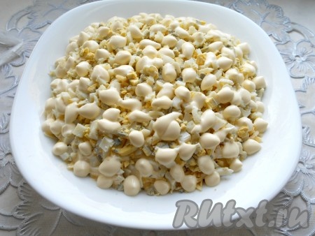 Последний слой - рубленные яйца. Сверху красиво украсить майонезом.