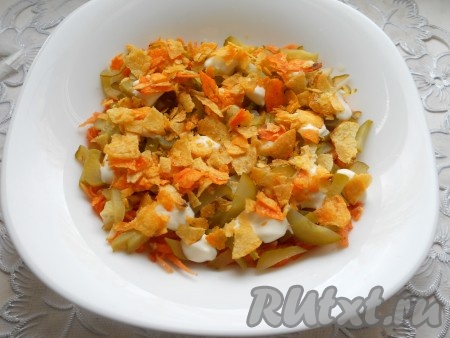 Следующий слой - поломанные чипсы (5 штук самых ровненьких чипсов оставить для украшения), майонезом не смазывать.
