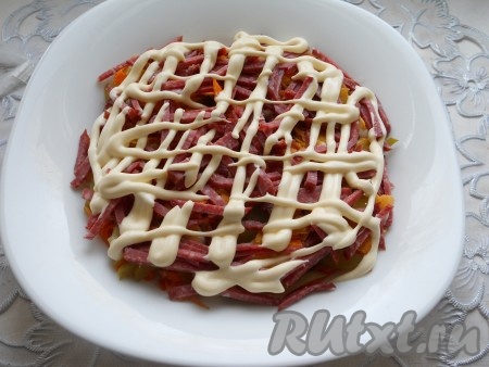 Далее - порезанная соломкой копченая колбаса + майонез.