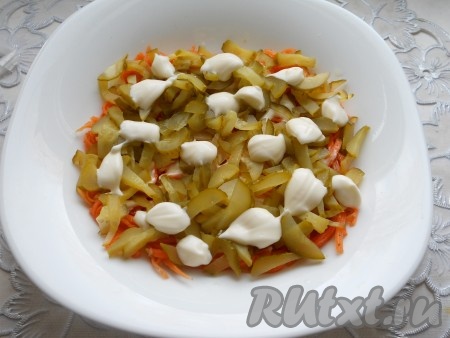 Второй слой - порезанные тонкой соломкой или кусочками маринованные огурцы + немного майонеза.