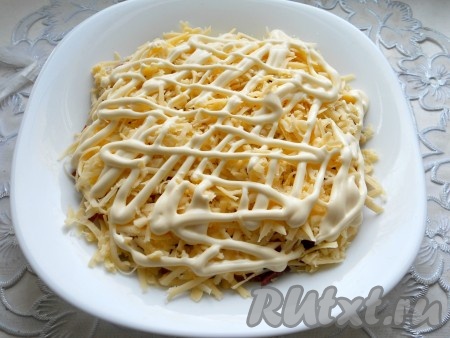 Затем выложить слой тертого на крупной терке сыра + немного майонеза.