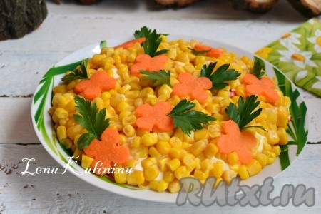 Крабовый салат с яблоком и кукурузой