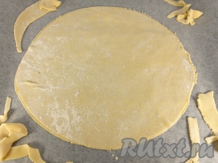 На пергаментной бумаге, хорошо присыпанной мукой, раскатать вначале одну часть теста в тонкую лепёшку,&nbsp;обрезать с помощью любой крышки края (я сделала корж диаметром 23 сантиметра). Переложить бумагу вместе с заготовкой коржа и обрезками на противень. Выпекать&nbsp;медовый корж вместе с обрезками в предварительно разогретой до 180 градусов духовке в течение 3-5 минут.