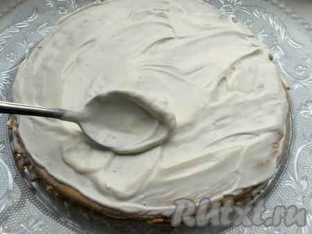 Теперь можно приступать к сборке медовика. Получившимся кремом из сметаны и сгущёнки&nbsp;щедро смазать&nbsp;коржи, складывая их друг на друга. Бока медовика также промазать кремом. Последний (верхний) корж тоже смазать кремом.