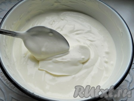 Далее просто перемешать ложкой до однородности и сметанный крем со сгущёнкой для медовика готов.