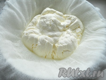 Для приготовления крема сметану выложить на кусок марли, сложенный вчетверо. Сметану нужно обязательно брать жирностью не менее 20%.