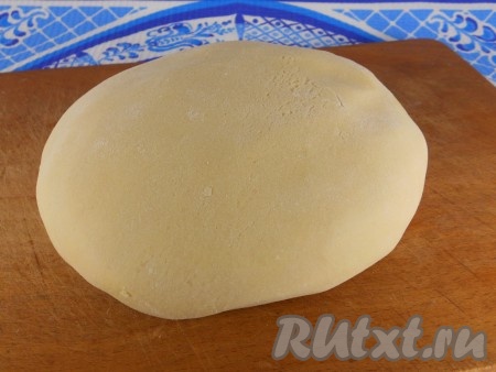 Подсыпая понемногу муку и вымешивая тесто руками, учитывайте, что итоговое тесто для медовика должно не липнуть к рукам и быть достаточно эластичным.