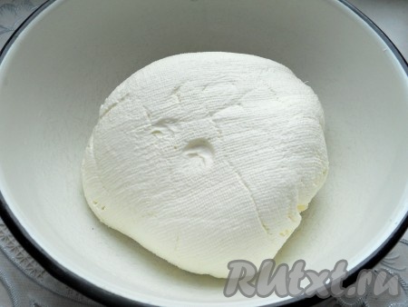 Завязать марлю сверху над сметаной и подвесить в любом доступном месте на 3-5 часов, чтобы сыворотка со сметаны стекала. После этой процедуры сметана становится похожей на мягкий, плотный сливочный сыр. Получившуюся сметану выложить в миску.