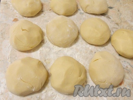 Разделить тесто на 10 частей.