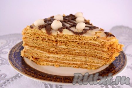 А вот как кусочек медовика с кремом из сметаны и сгущёнки выглядит в разрезе. Коржи получаются нежнейшими, они просто тают во рту. Угощайтесь!