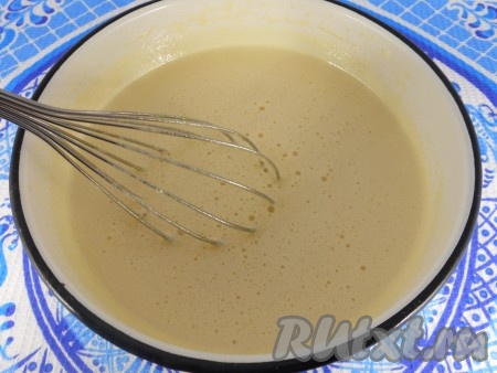 Мёд для замешивания теста должен быть жидким, если у вас мёд засахаренный, тогда его можно прогреть на водяной бане (или в течение нескольких секунд в микроволновке). Прежде всего испечём коржи для медовика.&nbsp;Для этого нужно в глубокую миску вбить&nbsp;яйца, всыпать сахар. Взбить яйца с сахаром до побеления и увеличения массы в размерах (я взбила венчиком, можно взбить и миксером). Добавить растопленное (но не горячее) сливочное масло, жидкий мёд, всыпать соду, перемешать.