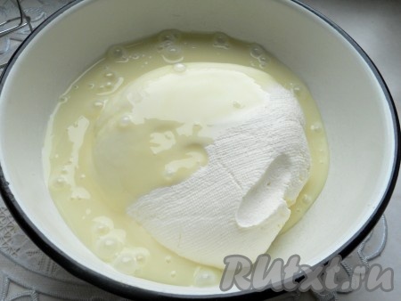 К сметане добавить сгущённое молоко.