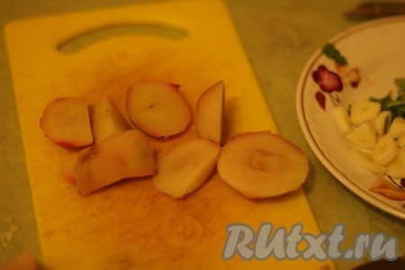 Печенку и сердечки залить 1,5 стаканами воды. Добавить лук и чеснок. Тушить около 40 минут на среднем огне. Почти вся вода должна выпариться. Яблоки запечь в духовке при 200 градусах 15 минут. &nbsp;Дать остыть, очистить от кожуры и нарезать на четвертинки.
