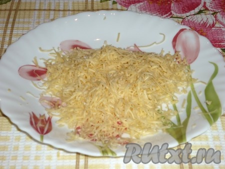 Сыр натереть на тёрке.