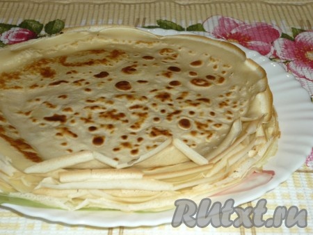 Жарить блинчики на разогретой сковороде с двух сторон до золотистого цвета.
