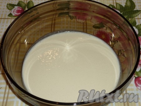 Смешать яйца с молоком, сахаром, солью, добавить растительное масло, просеянную муку и с помощью миксера хорошо размешать. Дать приготовленному тесту для блинов постоять 10-15 минут.
