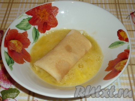 Венчиком взбить яйца с щепоткой соли. Для приготовления панировки смешать в равных пропорциях муку и сухари. Окунуть блинные конверты сначала во взбитые яйца, а затем обвалять в панировке.
