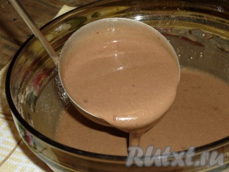 В получившуюся шоколадно-кофейное блинное тесто влить растительное масло, ещё раз тщательно перемешать. Тесто получится однородным, ароматным, в меру густым, как на фото.