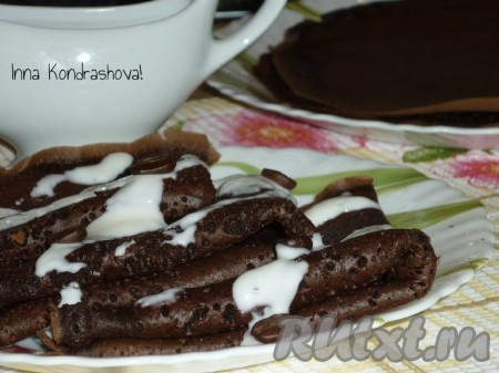 Пористые, ароматные шоколадно-кофейные блины горячими подать к столу, дополнив мёдом, сгущёнкой, сметанным кремом, различными сладкими сиропами.