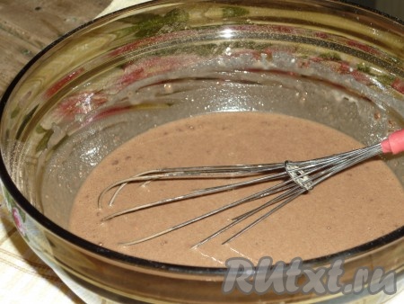 В миску с получившейся смесью влить кофейно-молочную смесь, перемешать венчиком, чтобы не было комочков.