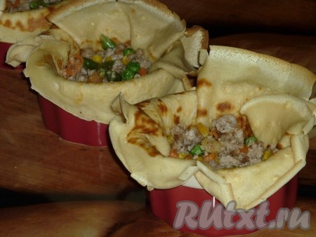 В каждую получившуюся корзиночку положить начинку из фарша и овощей.
