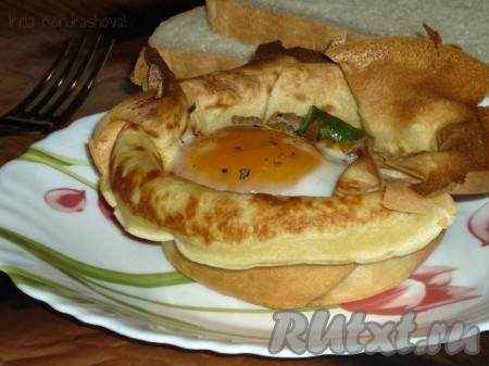 Вкусные, аппетитные корзиночки из блинов с начинкой готовы.
